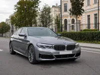 BMW 5 серии — спереди