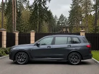BMW X7 — сбоку