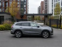Geely Atlas — сбоку
