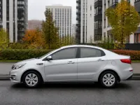 Kia Rio — сбоку