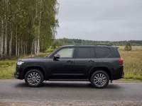 Toyota Land Cruiser 300 — сбоку