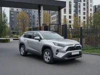Toyota RAV4 — спереди